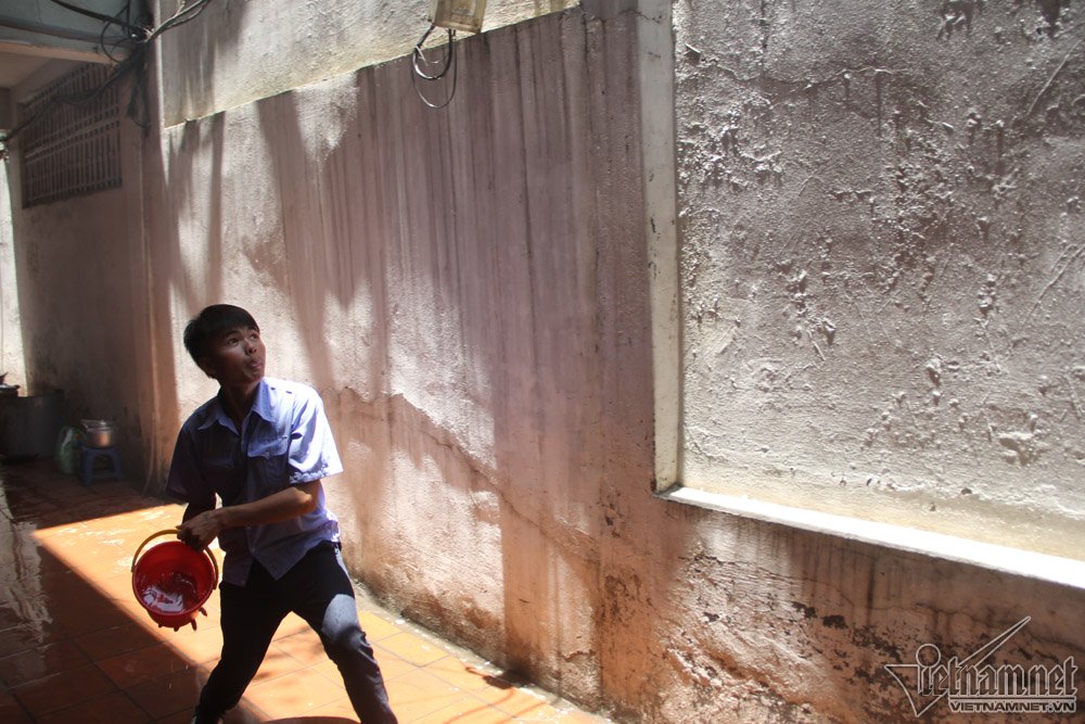 Hà Nội: Giữa trưa, dân náo loạn xô chậu xách nước dập lửa