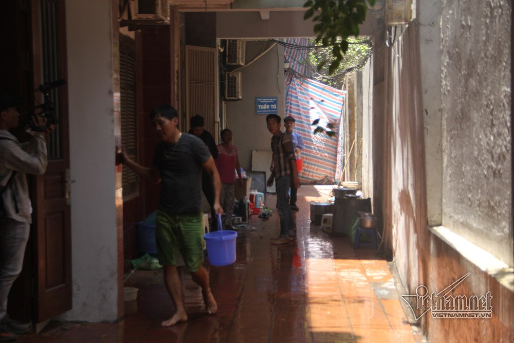 Hà Nội: Giữa trưa, dân náo loạn xô chậu xách nước dập lửa