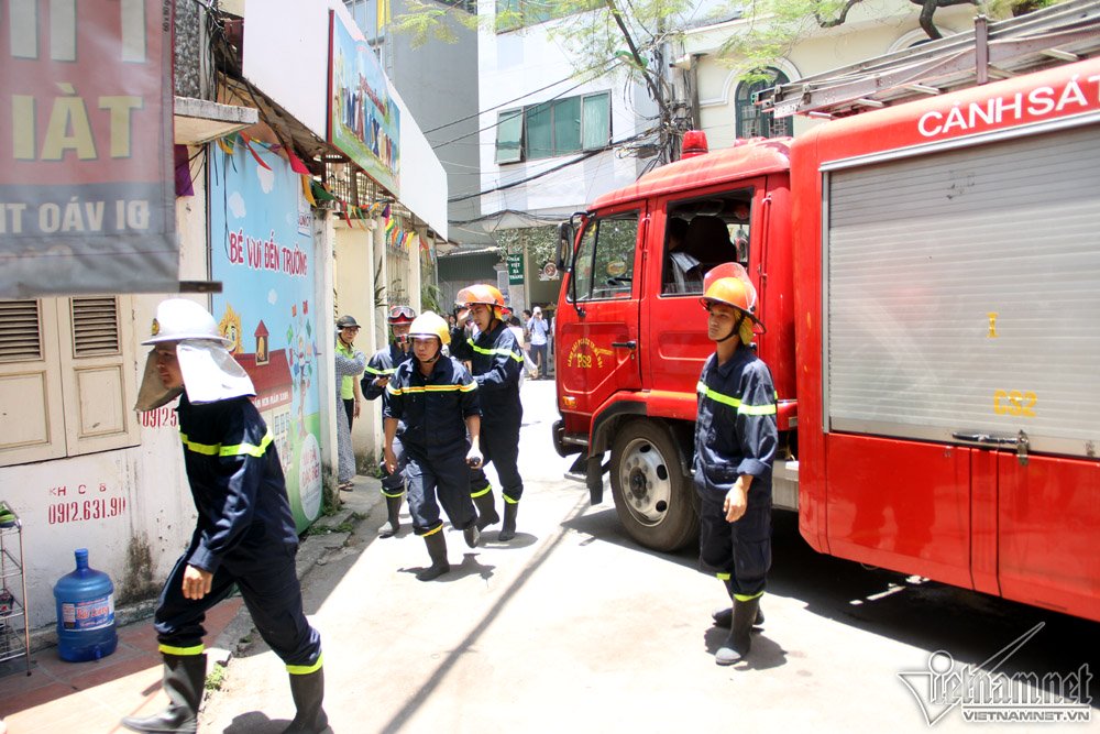 Hà Nội: Giữa trưa, dân náo loạn xô chậu xách nước dập lửa