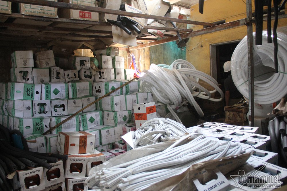 Hà Nội: Giữa trưa, dân náo loạn xô chậu xách nước dập lửa