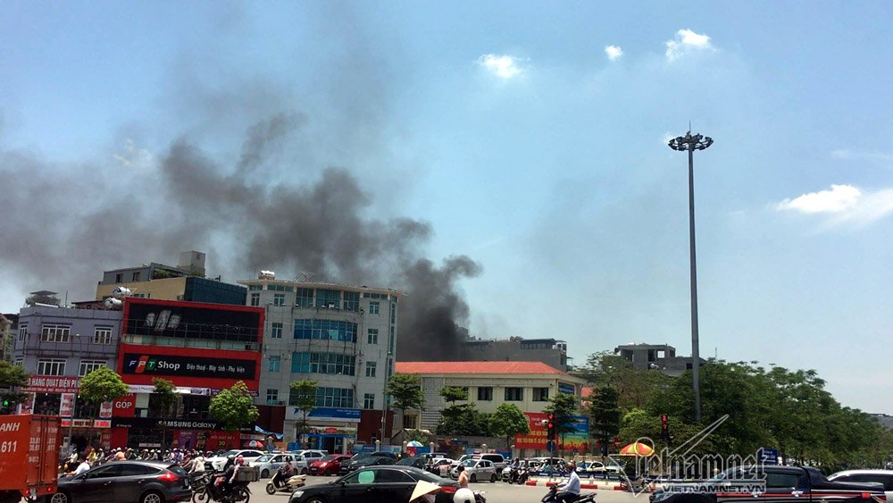 Hà Nội: Giữa trưa, dân náo loạn xô chậu xách nước dập lửa