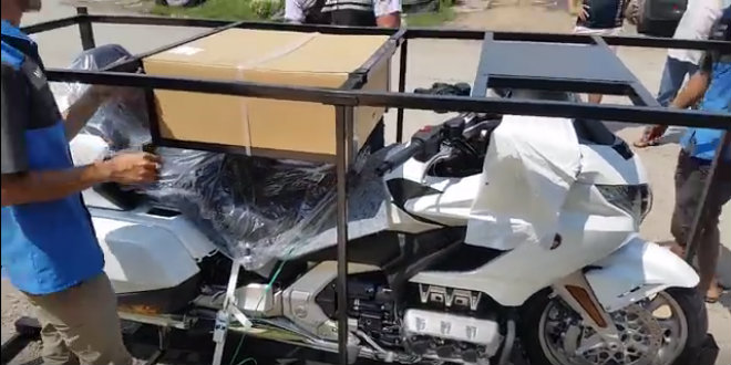 Đập hộp chuyên cơ mặt đất 2018 Honda Goldwing đầu tiên về Việt Nam