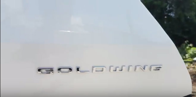 Đập hộp chuyên cơ mặt đất 2018 Honda Goldwing đầu tiên về Việt Nam