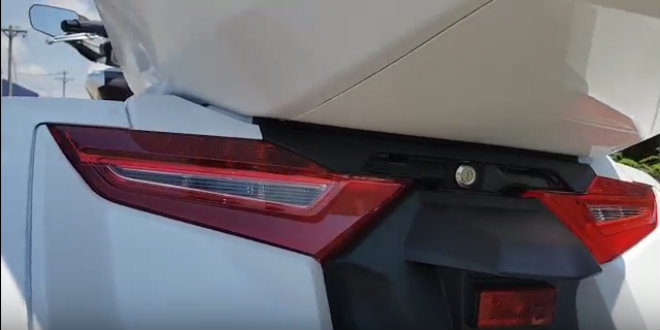 Đập hộp chuyên cơ mặt đất 2018 Honda Goldwing đầu tiên về Việt Nam