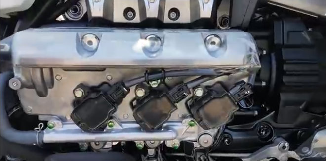 Đập hộp chuyên cơ mặt đất 2018 Honda Goldwing đầu tiên về Việt Nam