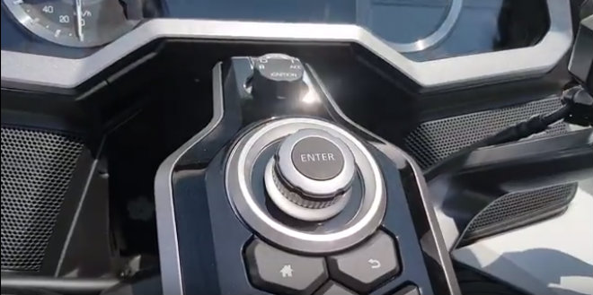 Đập hộp chuyên cơ mặt đất 2018 Honda Goldwing đầu tiên về Việt Nam