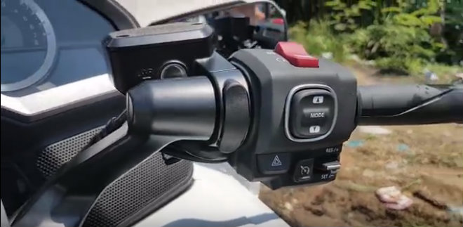 Đập hộp chuyên cơ mặt đất 2018 Honda Goldwing đầu tiên về Việt Nam