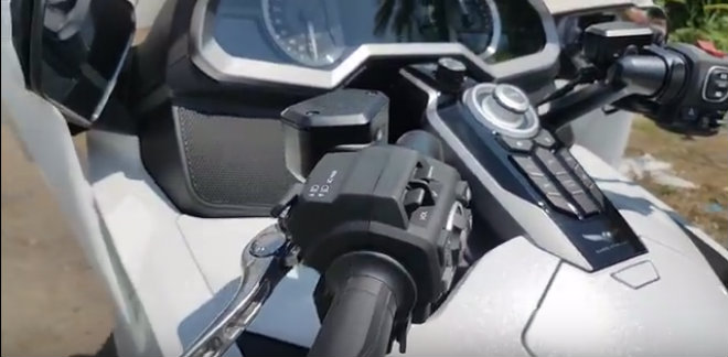 Đập hộp chuyên cơ mặt đất 2018 Honda Goldwing đầu tiên về Việt Nam