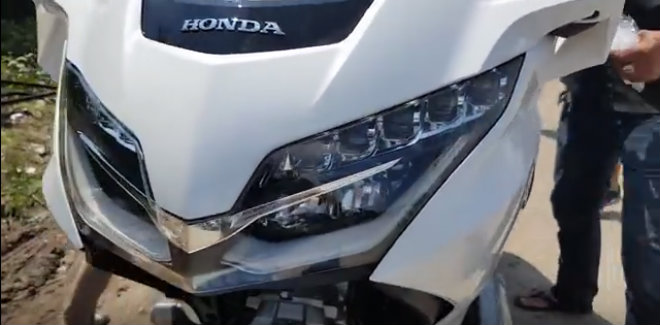 Đập hộp chuyên cơ mặt đất 2018 Honda Goldwing đầu tiên về Việt Nam