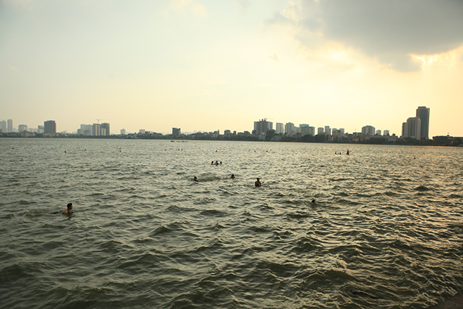 Nắng nóng, người dân giải nhiệt ở bể bơi lớn nhất Hà Nội