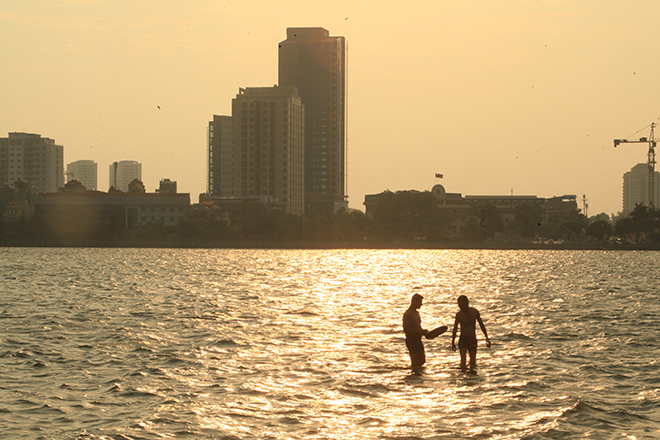 Nắng nóng, người dân giải nhiệt ở bể bơi lớn nhất Hà Nội