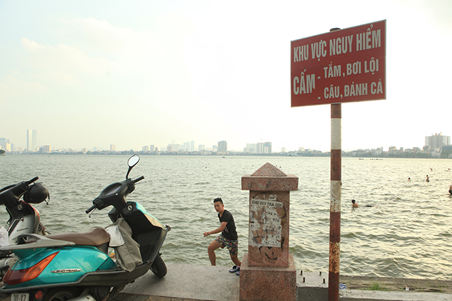 Nắng nóng, người dân giải nhiệt ở bể bơi lớn nhất Hà Nội