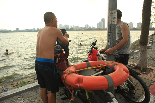 Nắng nóng, người dân giải nhiệt ở bể bơi lớn nhất Hà Nội