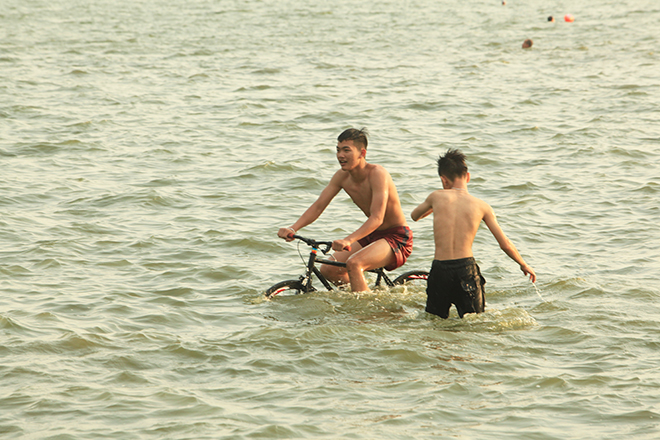 Nắng nóng, người dân giải nhiệt ở bể bơi lớn nhất Hà Nội