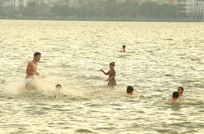 Nắng nóng, người dân giải nhiệt ở bể bơi lớn nhất Hà Nội