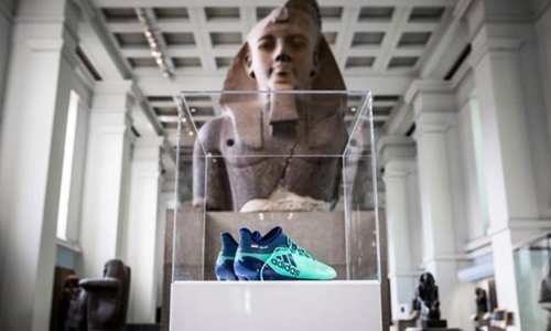 Giày của Salah được trưng bày trong triển lãm Ai Cập tại Anh