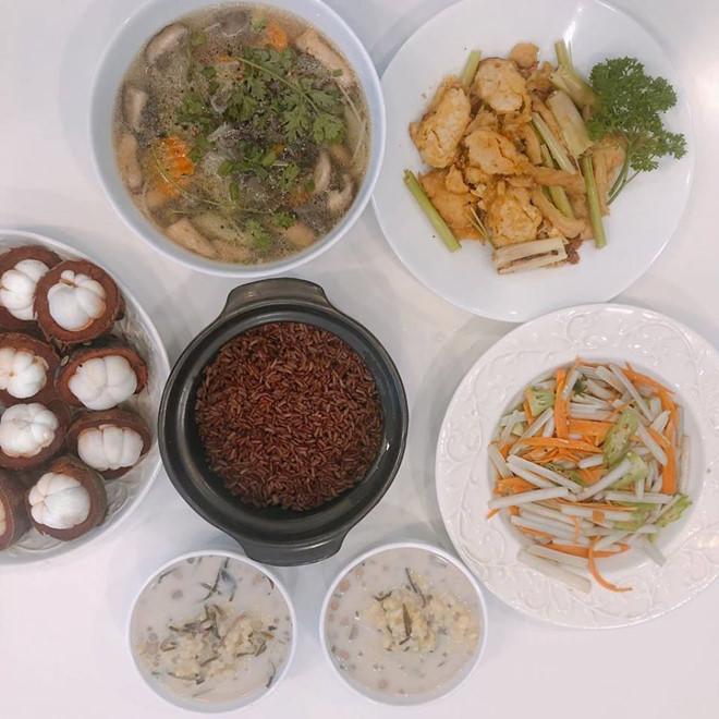 Đâu chỉ biết khoe vòng 3, Angela Phương Trinh cũng có những điều đáng yêu riêng