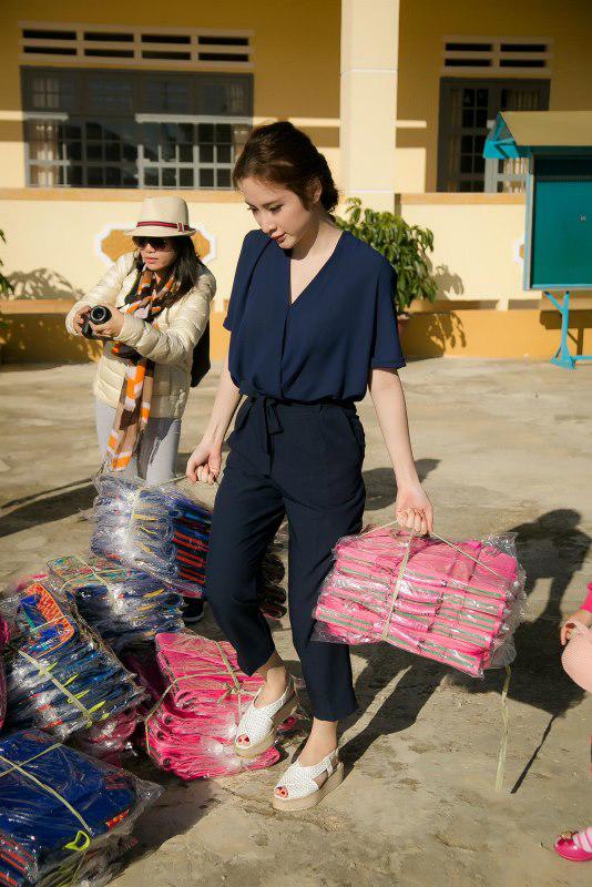 Đâu chỉ biết khoe vòng 3, Angela Phương Trinh cũng có những điều đáng yêu riêng