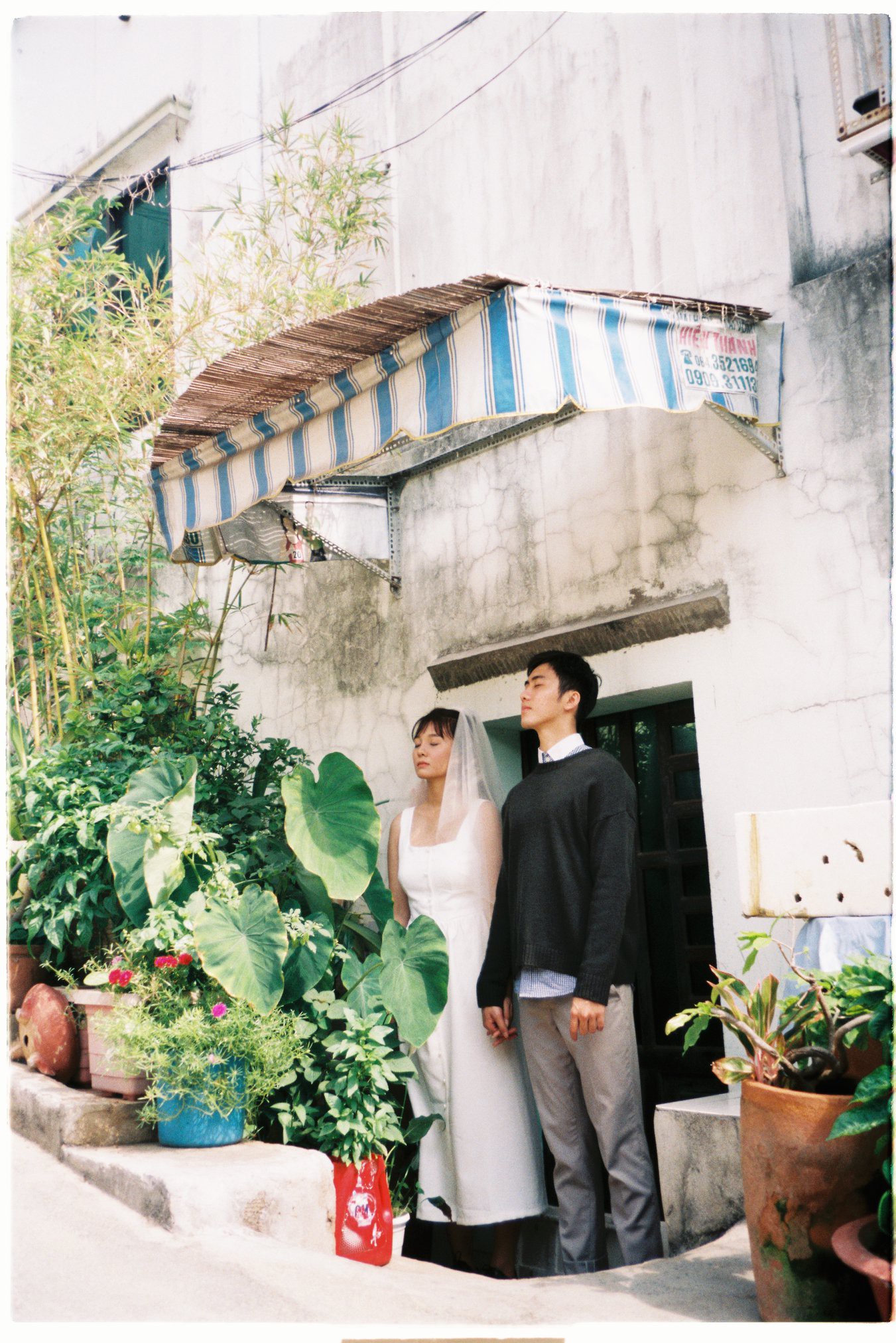 30 phút mượn vườn nhà bác hàng xóm, 9X Việt cho ra bộ ảnh cưới chất như film Hong Kong