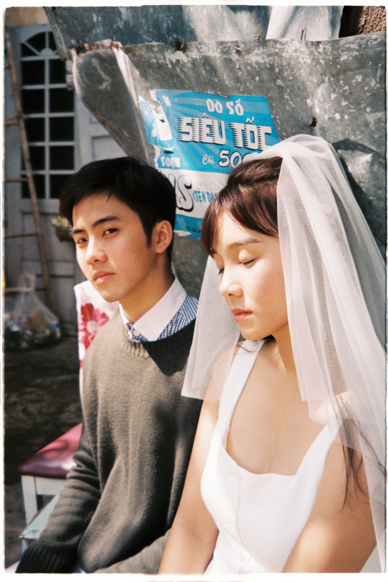 30 phút mượn vườn nhà bác hàng xóm, 9X Việt cho ra bộ ảnh cưới chất như film Hong Kong