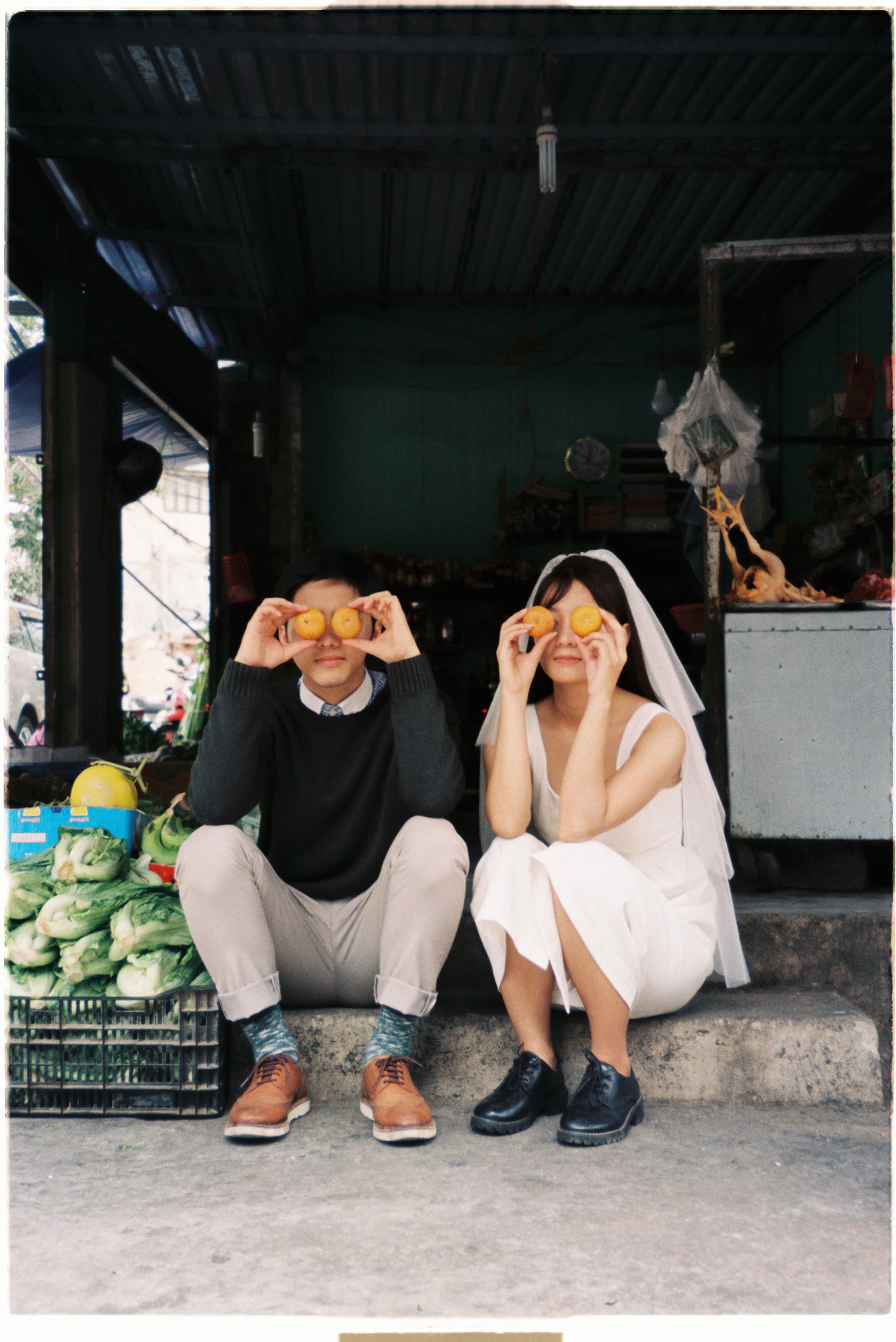 30 phút mượn vườn nhà bác hàng xóm, 9X Việt cho ra bộ ảnh cưới chất như film Hong Kong