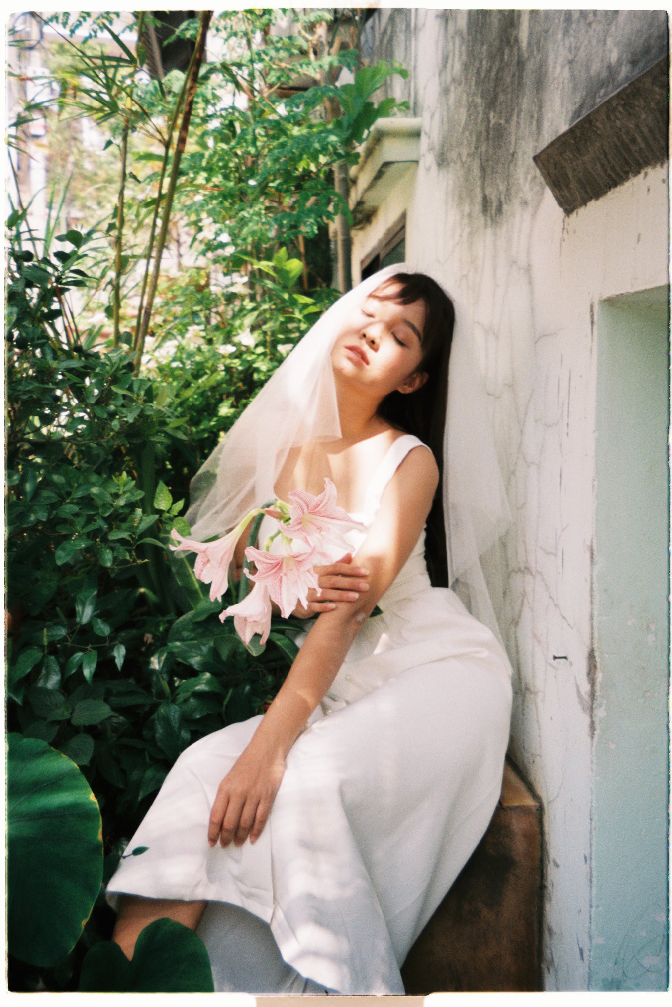 30 phút mượn vườn nhà bác hàng xóm, 9X Việt cho ra bộ ảnh cưới chất như film Hong Kong