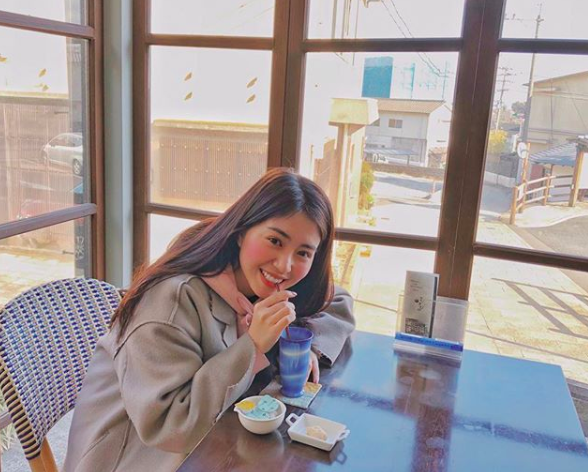 Soi ngay phong cách pose ảnh làm nên thương hiệu của các hotgirl Việt