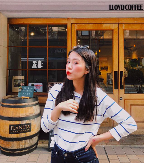 Soi ngay phong cách pose ảnh làm nên thương hiệu của các hotgirl Việt