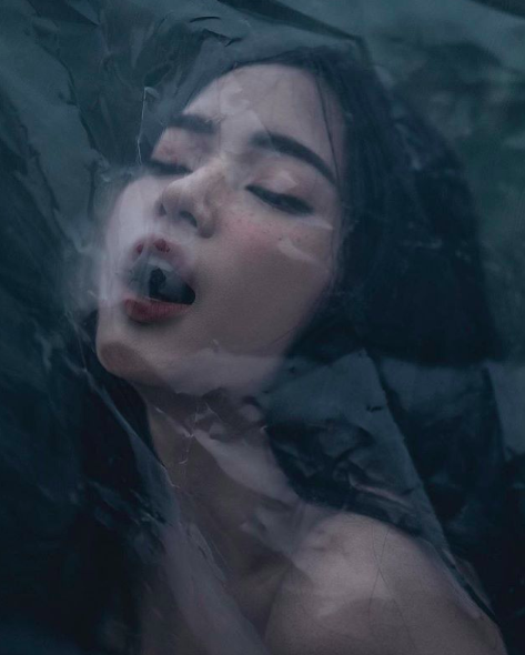 Soi ngay phong cách pose ảnh làm nên thương hiệu của các hotgirl Việt