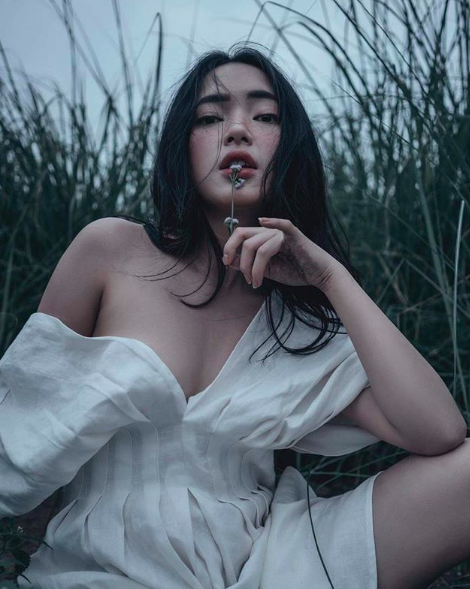Soi ngay phong cách pose ảnh làm nên thương hiệu của các hotgirl Việt
