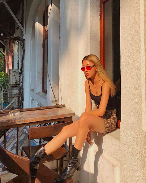 Soi ngay phong cách pose ảnh làm nên thương hiệu của các hotgirl Việt