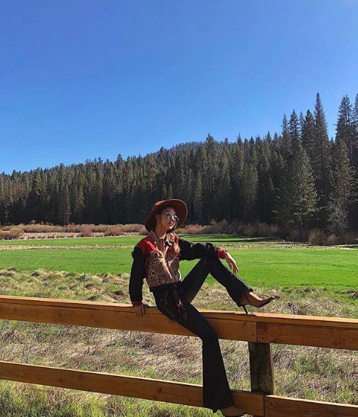 Soi ngay phong cách pose ảnh làm nên thương hiệu của các hotgirl Việt