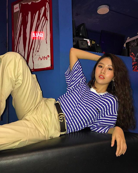 Soi ngay phong cách pose ảnh làm nên thương hiệu của các hotgirl Việt