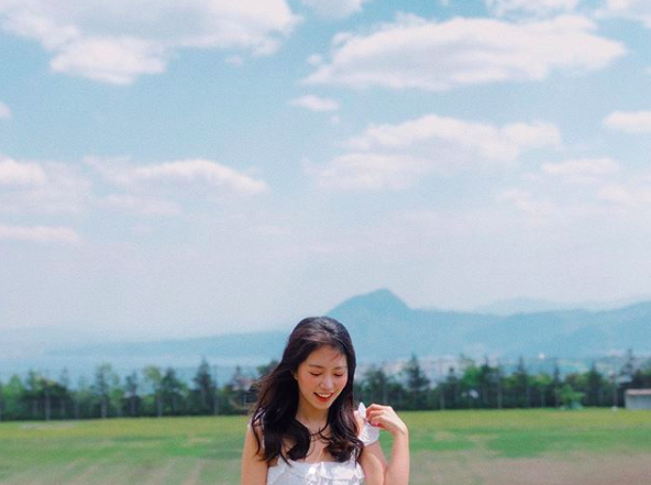 Soi ngay phong cách pose ảnh làm nên thương hiệu của các hotgirl Việt