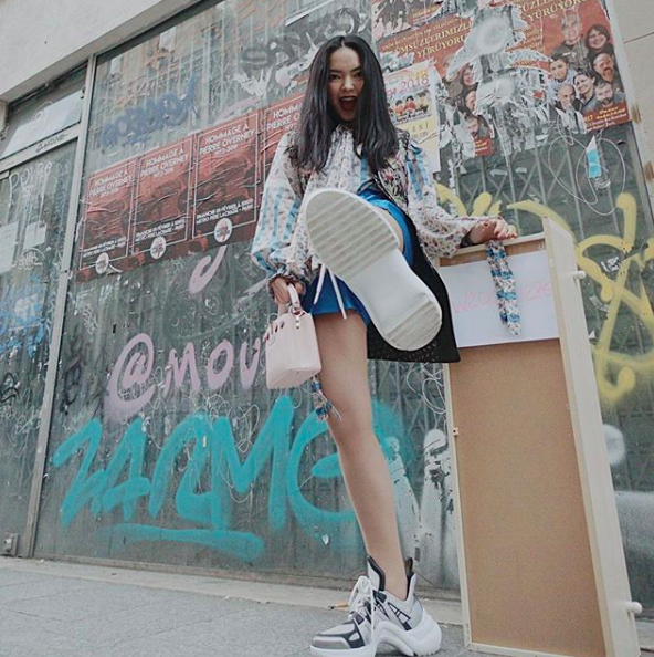 Soi ngay phong cách pose ảnh làm nên thương hiệu của các hotgirl Việt