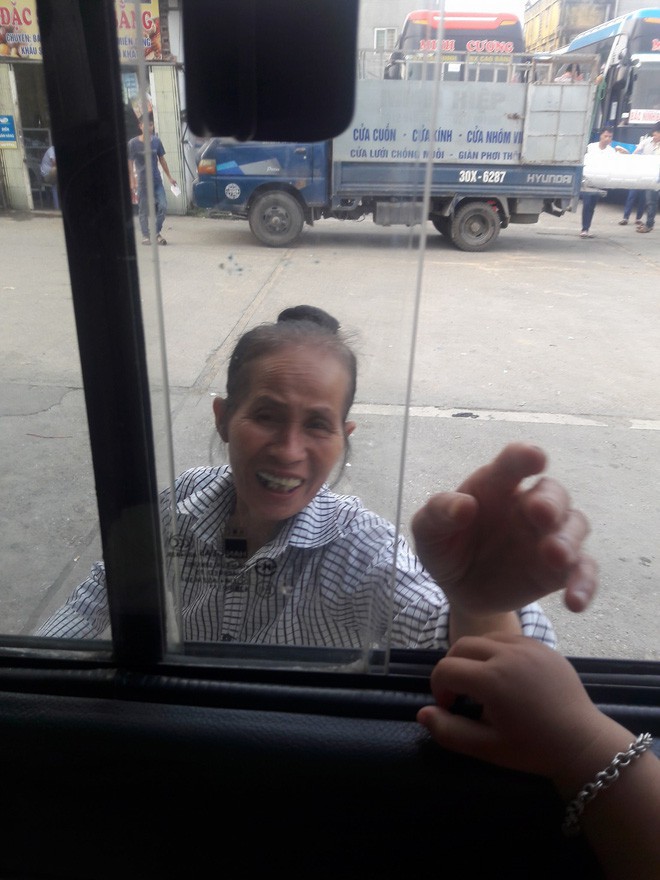 Lấy chồng xa 2 năm mới được về thăm mẹ, cô gái khóc nghẹn ngày lại phải chia ly