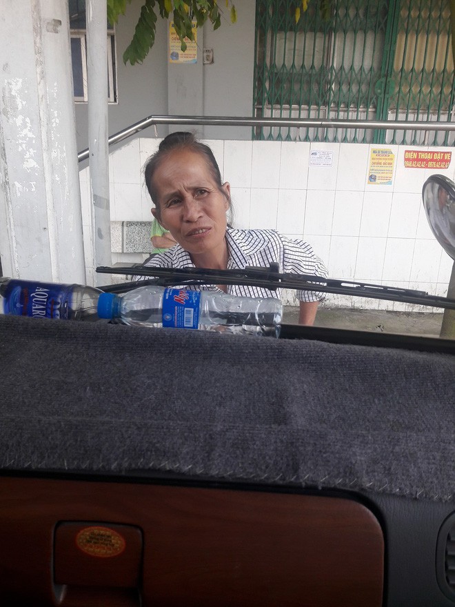 Lấy chồng xa 2 năm mới được về thăm mẹ, cô gái khóc nghẹn ngày lại phải chia ly