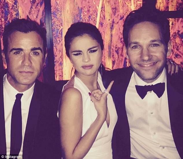 Selena Gomez vượt mức tình bạn với một chàng Justin nhưng đó không phải là Justin Bieber?