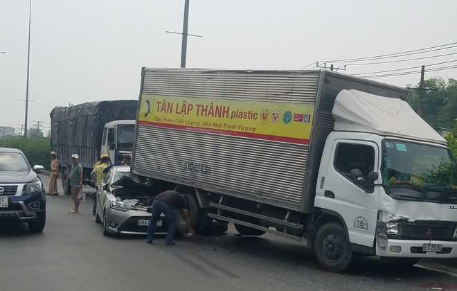 TP.HCM: 5 ô tô đâm liên hoàn, nhiều người may mắn bò ra khỏi cabin thoát chết