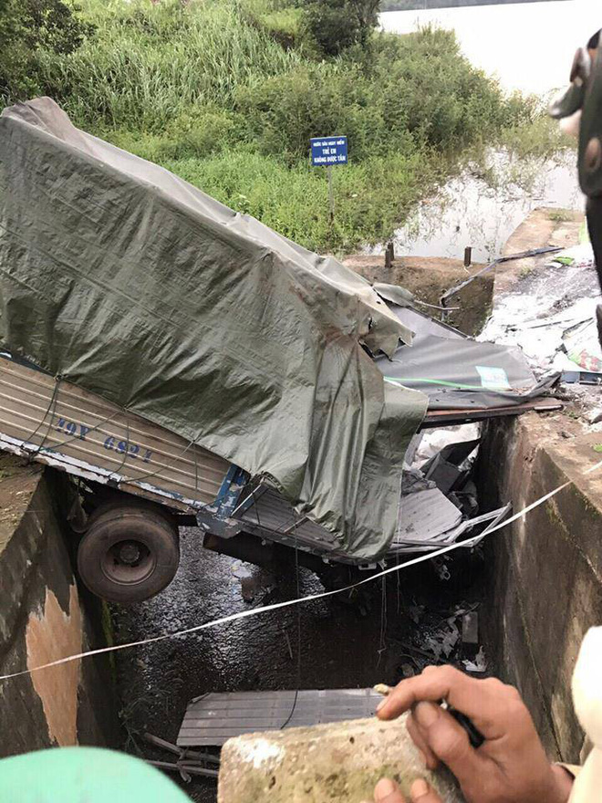 Tránh người đi đường, xe tải tông cổng chào rồi lao xuống hồ, 3 người ngồi trong cabin nguy kịch