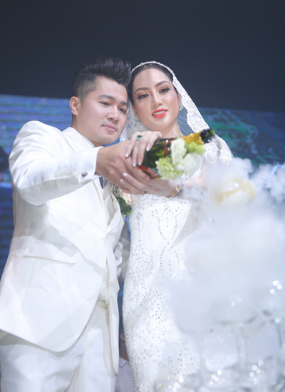 Vợ chồng Tuấn Hưng mừng đám cưới Lâm Vũ và người đẹp Việt kiều