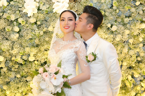 Vợ chồng Tuấn Hưng mừng đám cưới Lâm Vũ và người đẹp Việt kiều