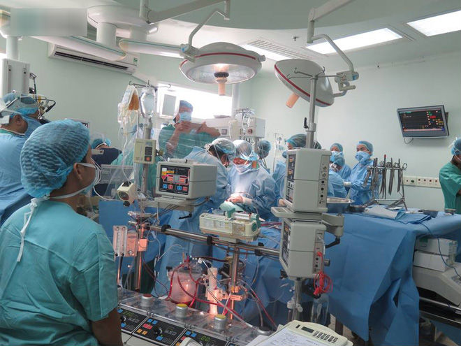 Hành khách đặc biệt trong chiếc thùng lạnh trên hành trình bay gần 700km cứu người