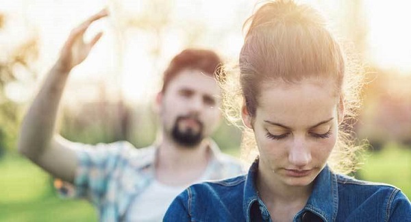 Vợ tôi cạn tình tới mức mẹ chồng nằm viện vẫn ung dung bế con đi du lịch cùng bạn