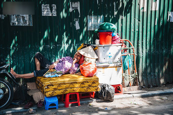 Nhọc nhằn bước chân mưu sinh của những người lao động nghèo dưới nắng nóng Hà Nội
