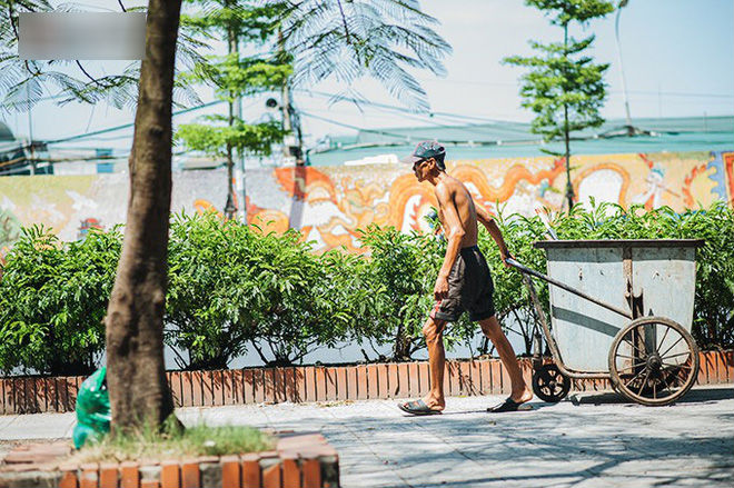 Nhọc nhằn bước chân mưu sinh của những người lao động nghèo dưới nắng nóng Hà Nội