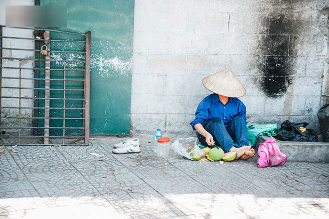 Nhọc nhằn bước chân mưu sinh của những người lao động nghèo dưới nắng nóng Hà Nội