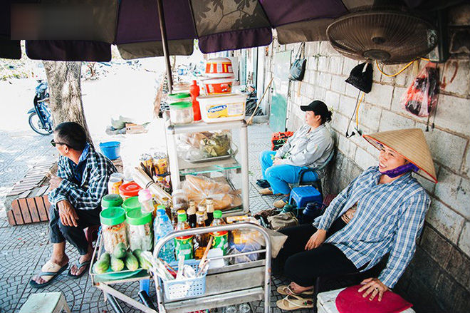 Nhọc nhằn bước chân mưu sinh của những người lao động nghèo dưới nắng nóng Hà Nội