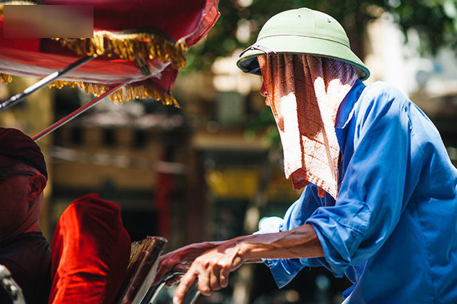 Nhọc nhằn bước chân mưu sinh của những người lao động nghèo dưới nắng nóng Hà Nội