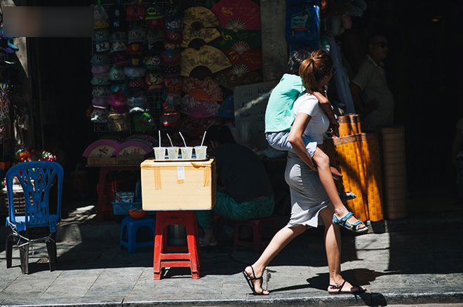 Nhọc nhằn bước chân mưu sinh của những người lao động nghèo dưới nắng nóng Hà Nội